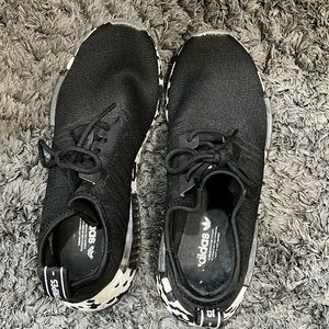 black and white nmd adidas tennis shoes